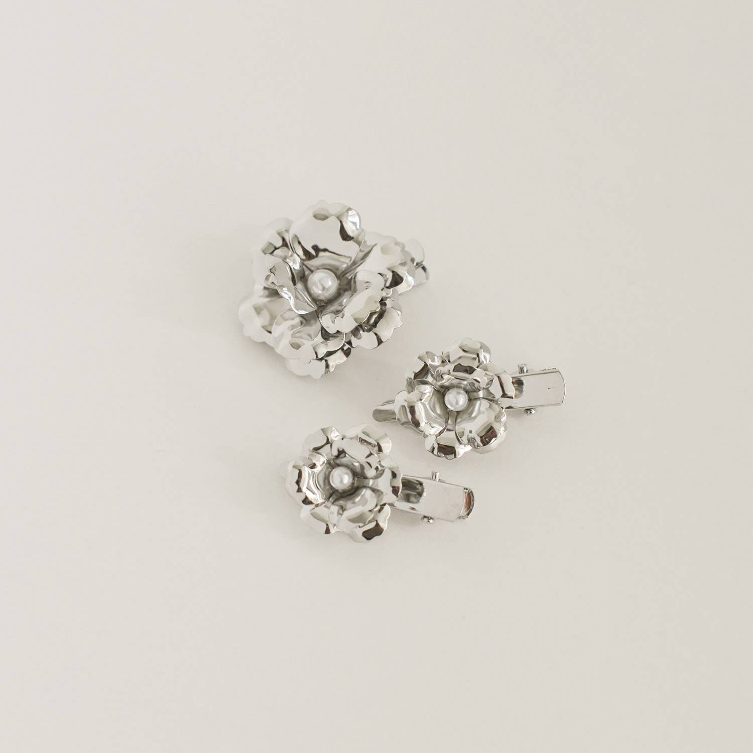 nar'sha - Metal Flower with Plastic Pearl Hair Clips | 3pcs | Silver