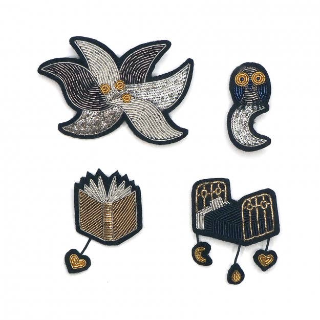 Macon & Lesquoy - Hand embroidered brooch - Looking for the Book