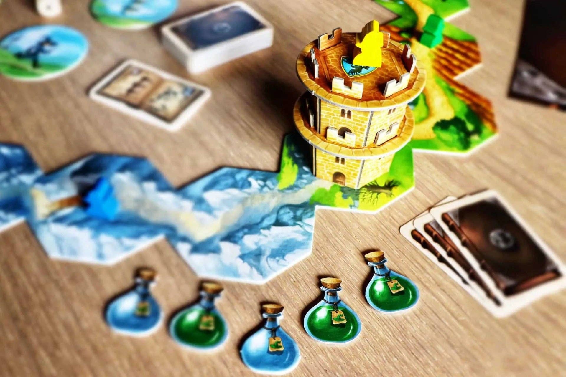 Capstone Games - Wandering Towers: Base Game / 30 minutes / 1-6 Players