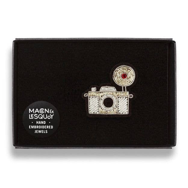 Macon & Lesquoy - Hand embroidered brooch - Silver Camera