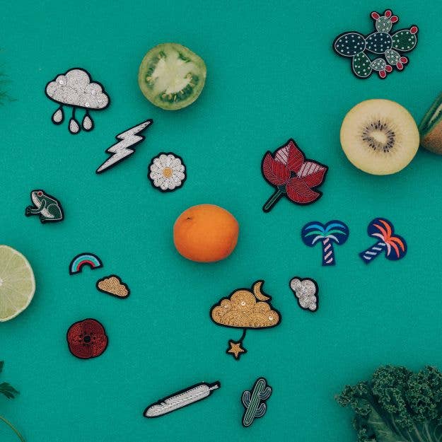 Macon & Lesquoy - Hand embroidered brooch - Cumulus